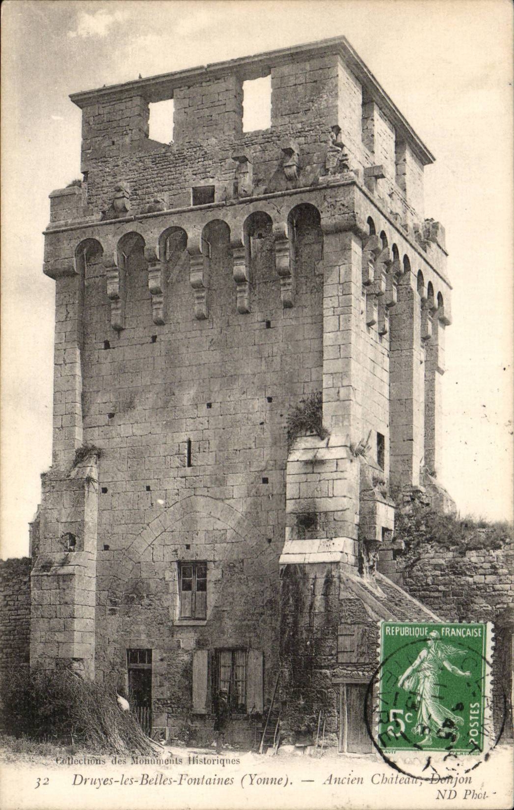 Druyes les belles fontaines CPA Ancien chateau Donjon