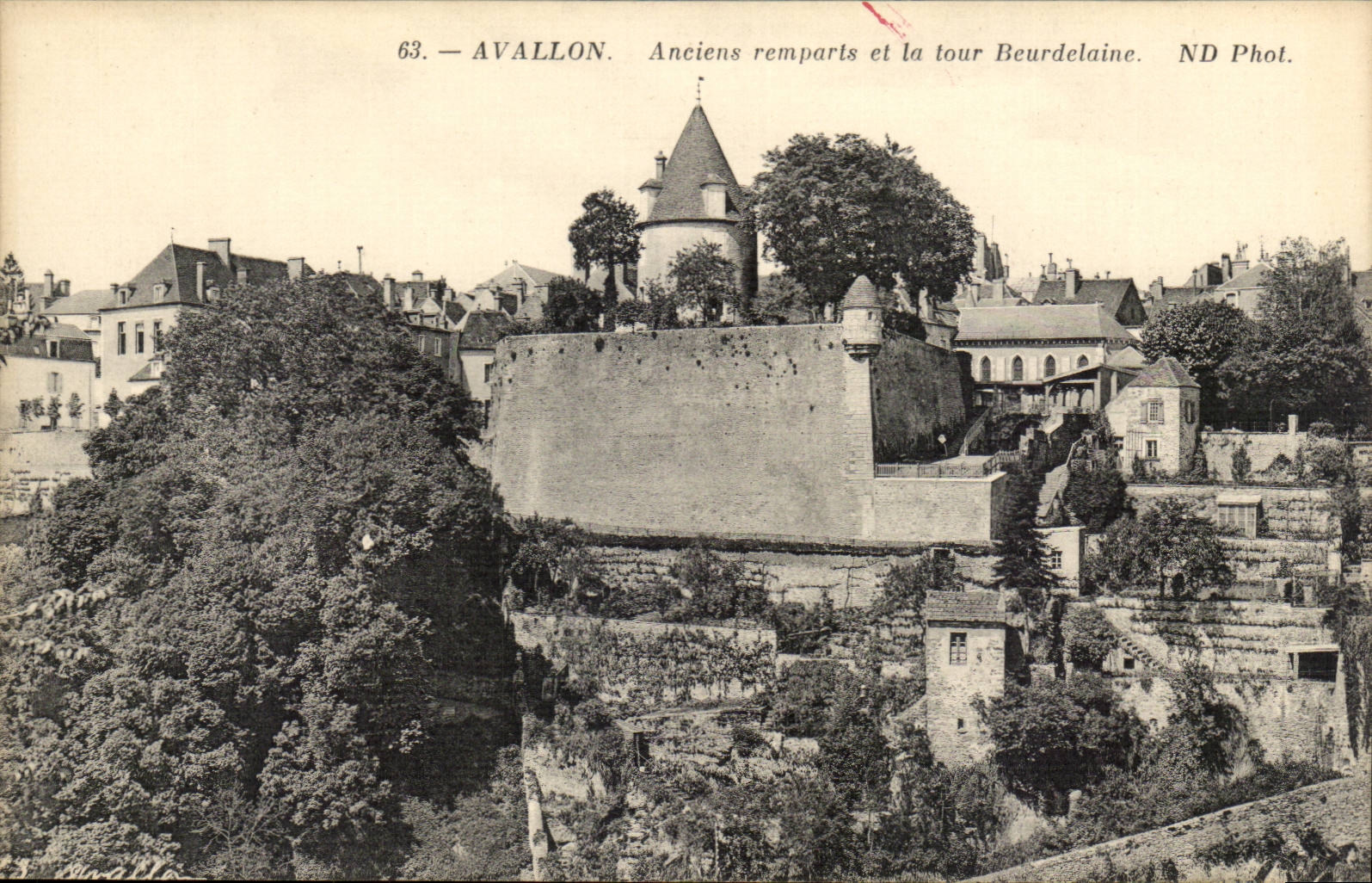 Avallon — Anciens remparts et la tour Beurdelaine — ND Phot.
