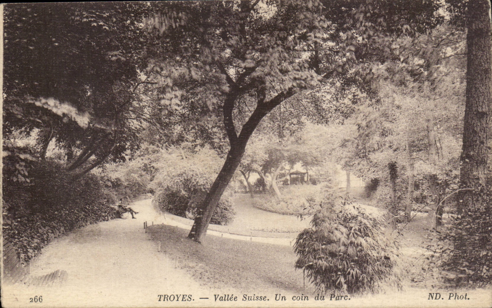 Troyes — Vallée Suisse. Un coin du Parc. — ND. Phot. n° 266