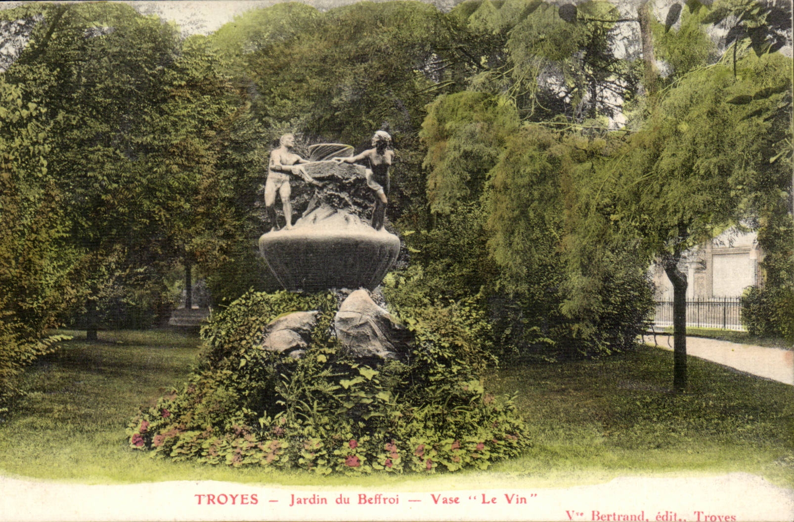 Troyes — Jardin du Belfroi — Vase "Le Vin" — V° Bertrand, édit., Troyes