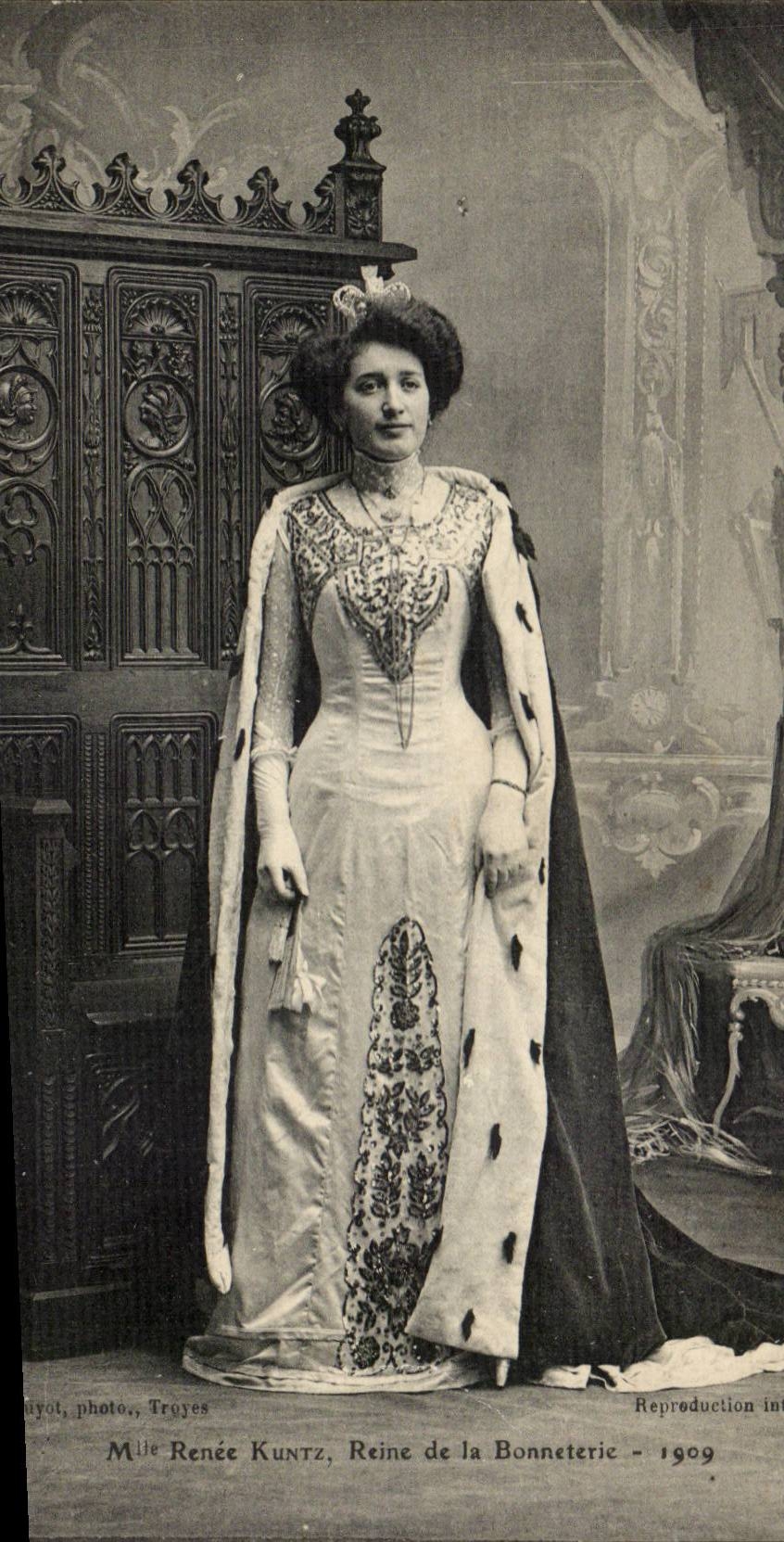 Mlle Renée Kuntz, Reine de la Bonneterie — Reproduction intérieure — Ayoyi, photo, Troyes