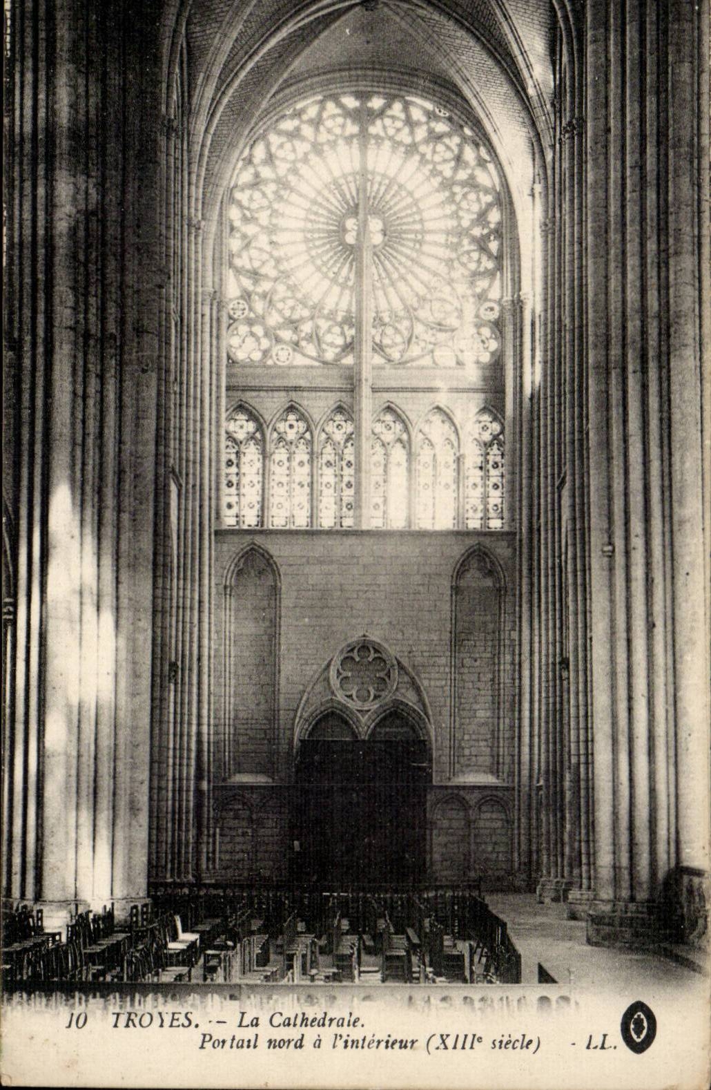 Troyes — La Cathédrale. Portail nord à l'intérieur (XIIIe siècle) — L.L.