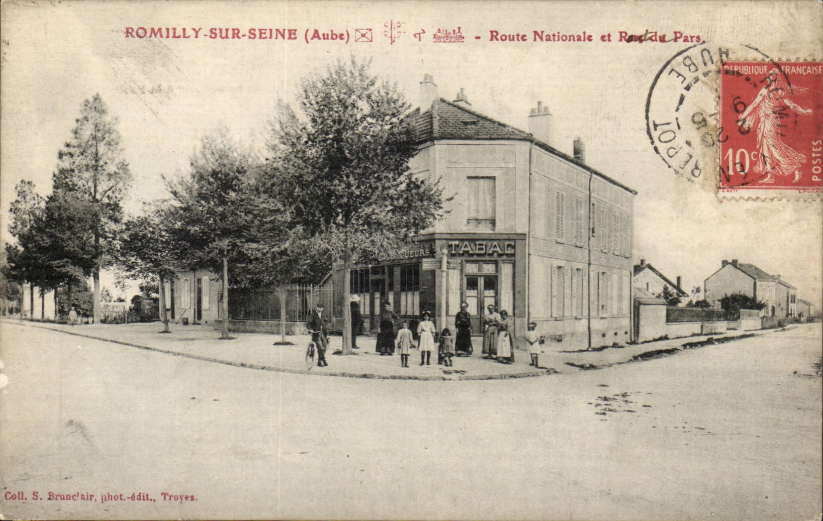 Romilly sur Seine CPA Route nationale et route de PArs