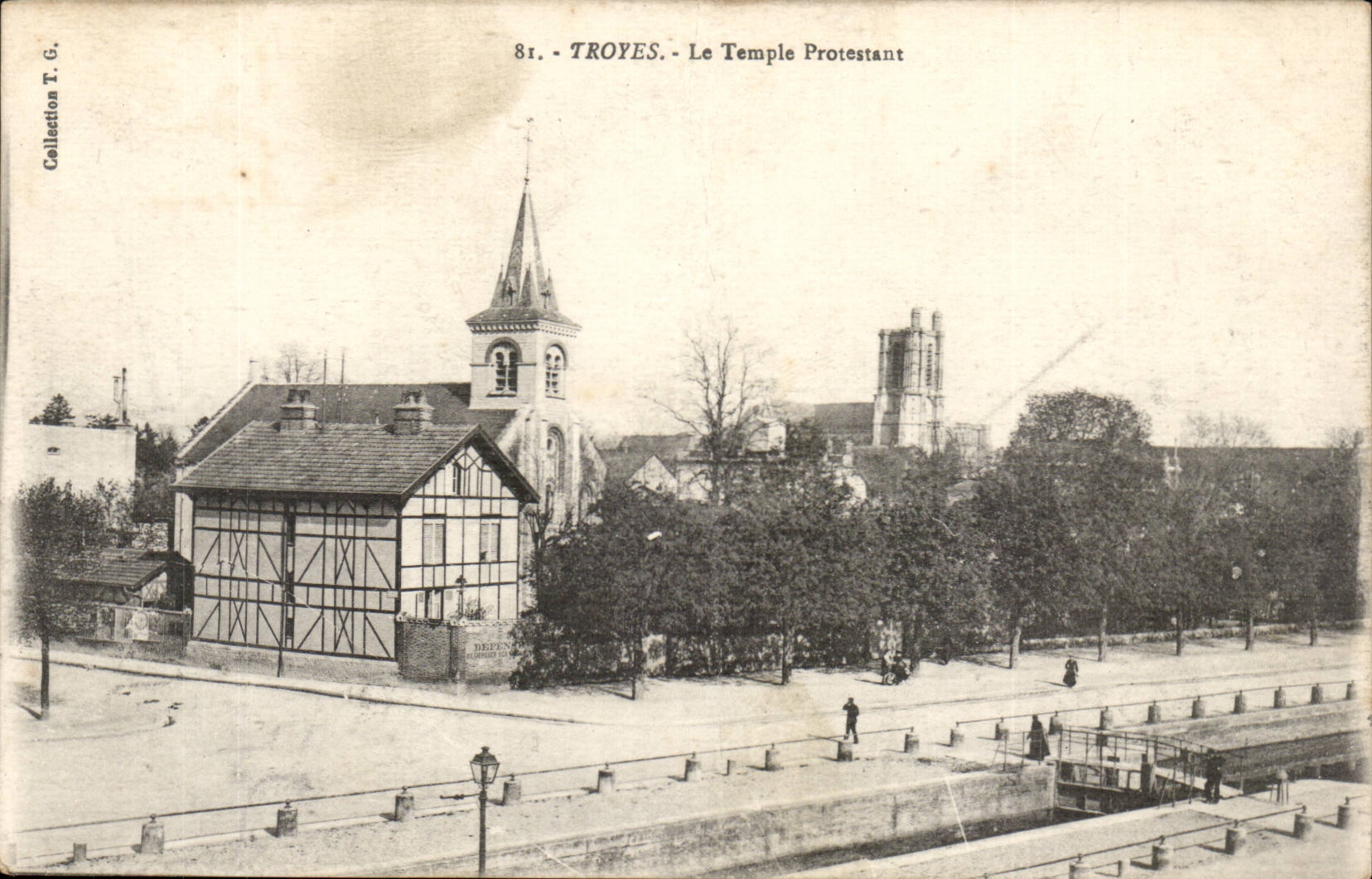 Troyes - Der protestantische Tempel — Ansicht mit Kirche und Holzständerdächern — Sammlung T. G.