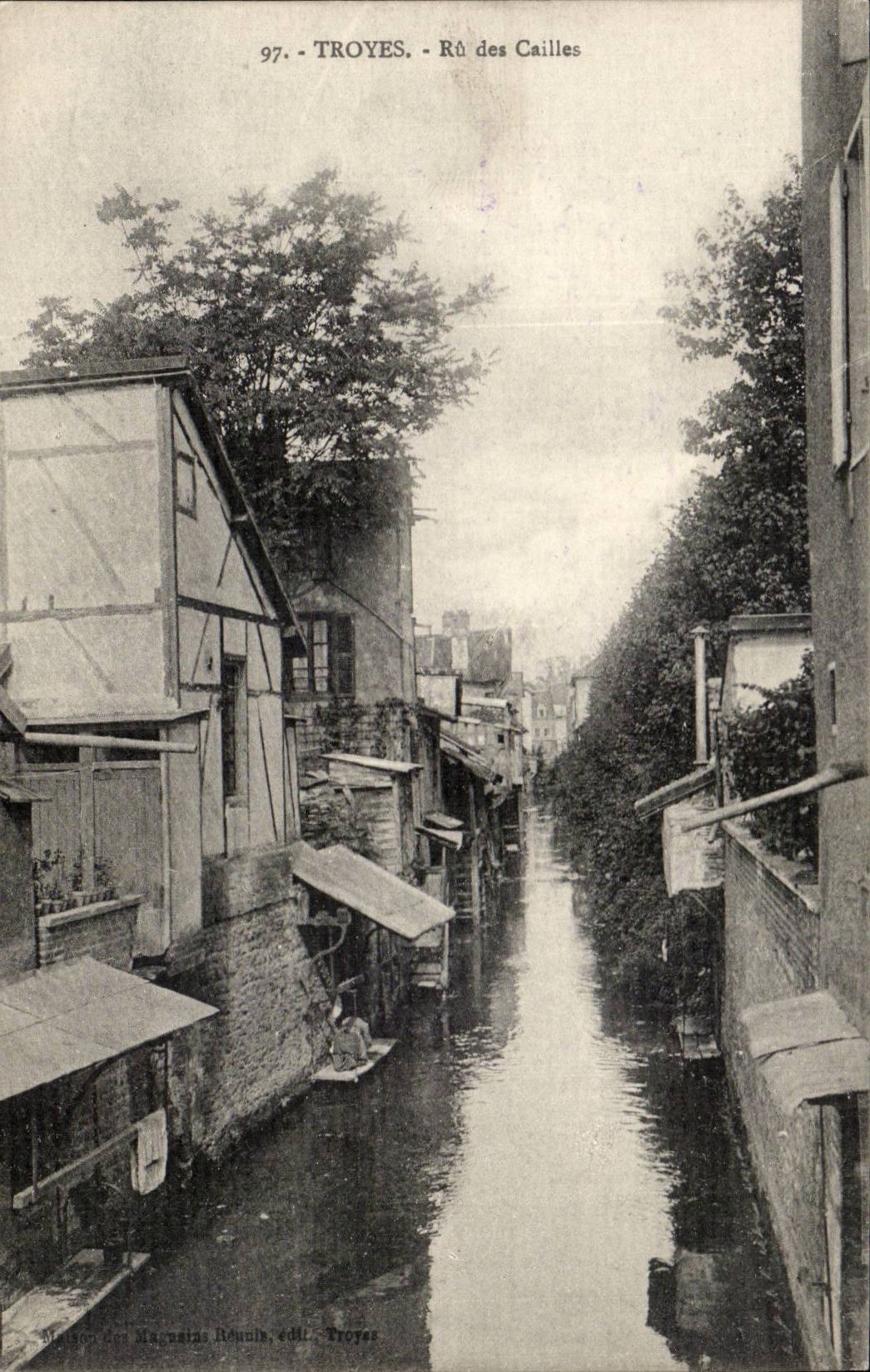 Troyes - Rue des Cailles — Canal — Maison Magnan Roux, édit. Troyes