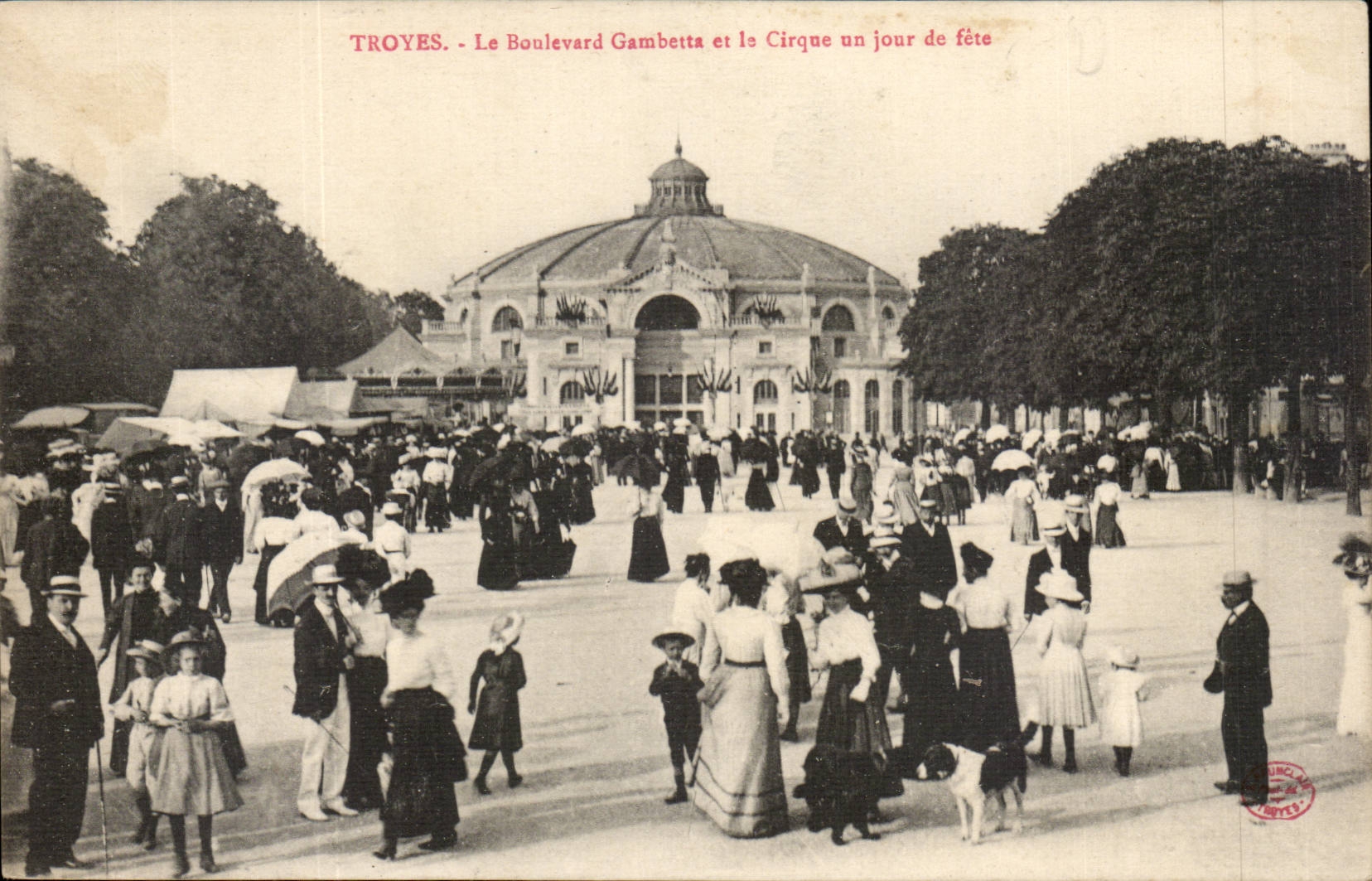 Troyes - Le Boulevard Gambetta et le Cirque un jour de fête