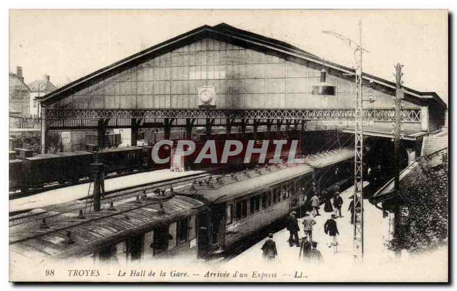 TROYES — El Salón de la Estación — Llegada de un Expreso — LL.