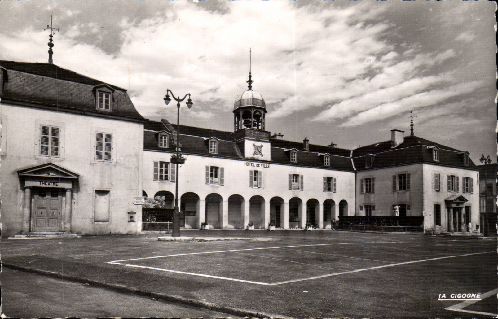 Bar-sur-Aube — Hôtel de Ville et Théâtre — La Cigogne