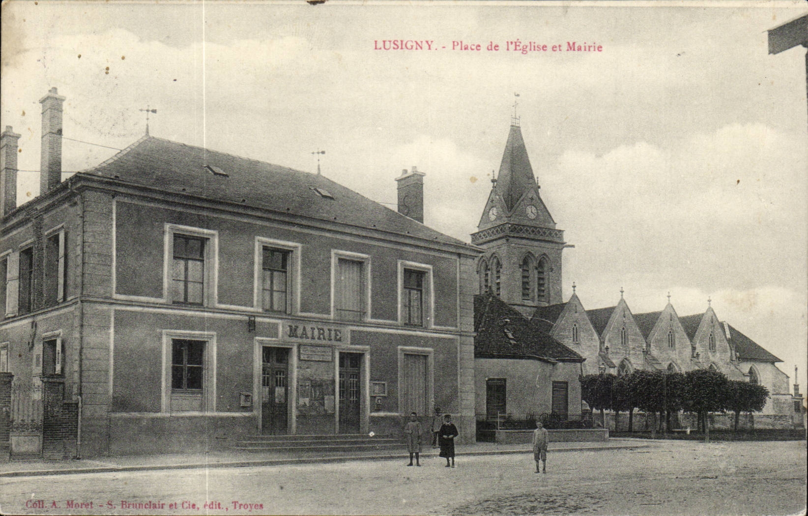 Lusigny - Place de l'Église et Mairie
