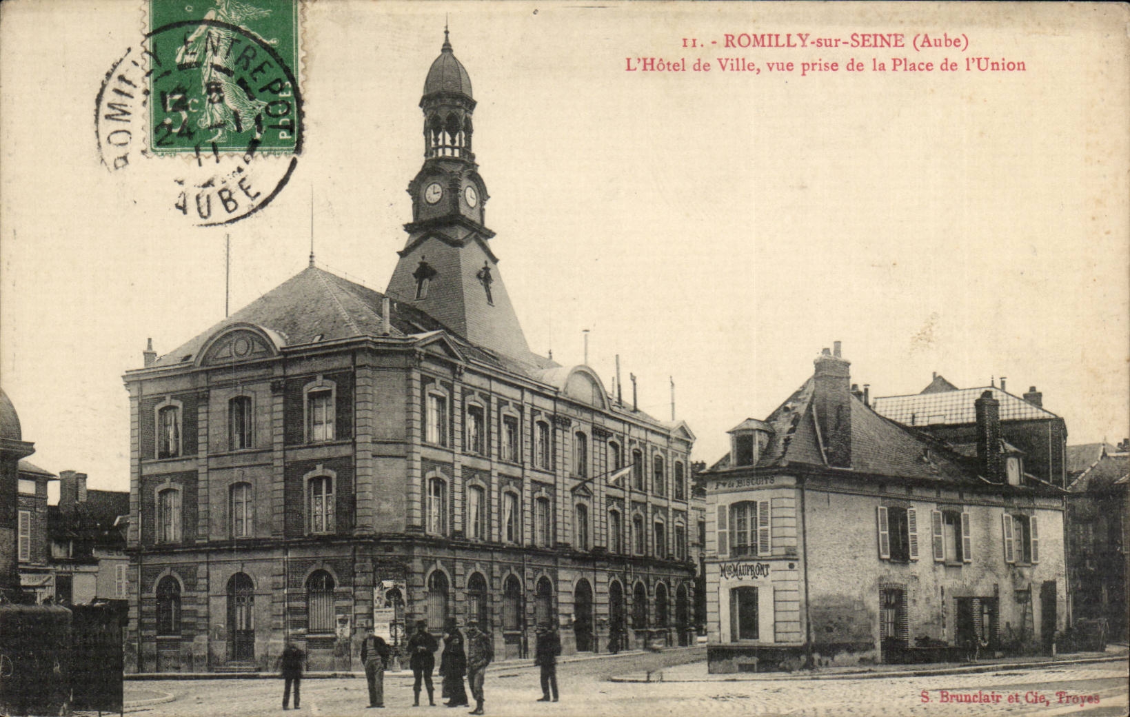 Romilly sur Seine CPA L'hotel de ville vue prise de la place de l'union