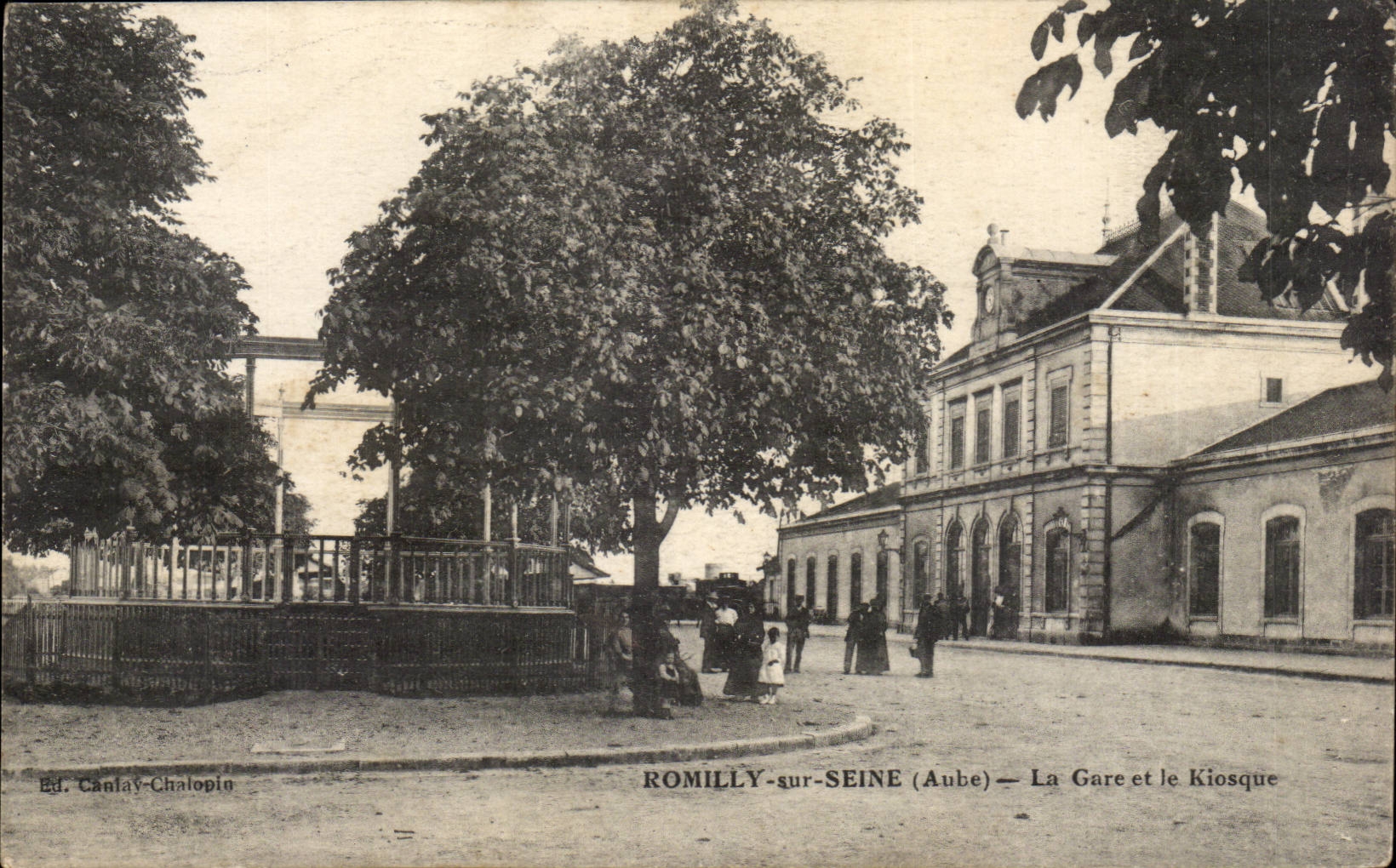 Romilly sur SEine CPA La gare et le kiosque