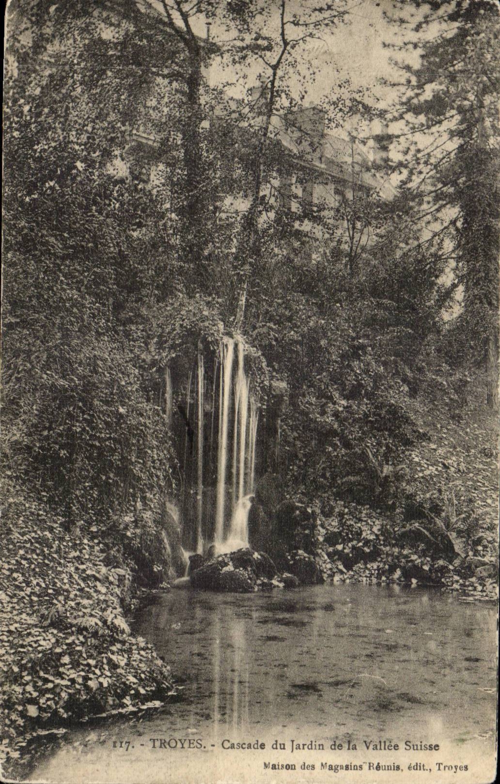 Troyes - Wasserfall im Garten der Schweizerischen Tal — Maison des Magasins Réunis, Verlag, Troyes