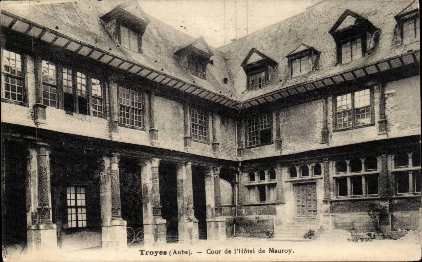 TRoyes CPA Cour de l'hotel de Mauroy