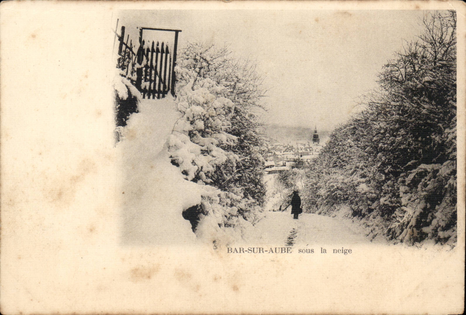 Bar-sur-Aube — vue hivernale enneigée — sans éditeur ni numéro visible