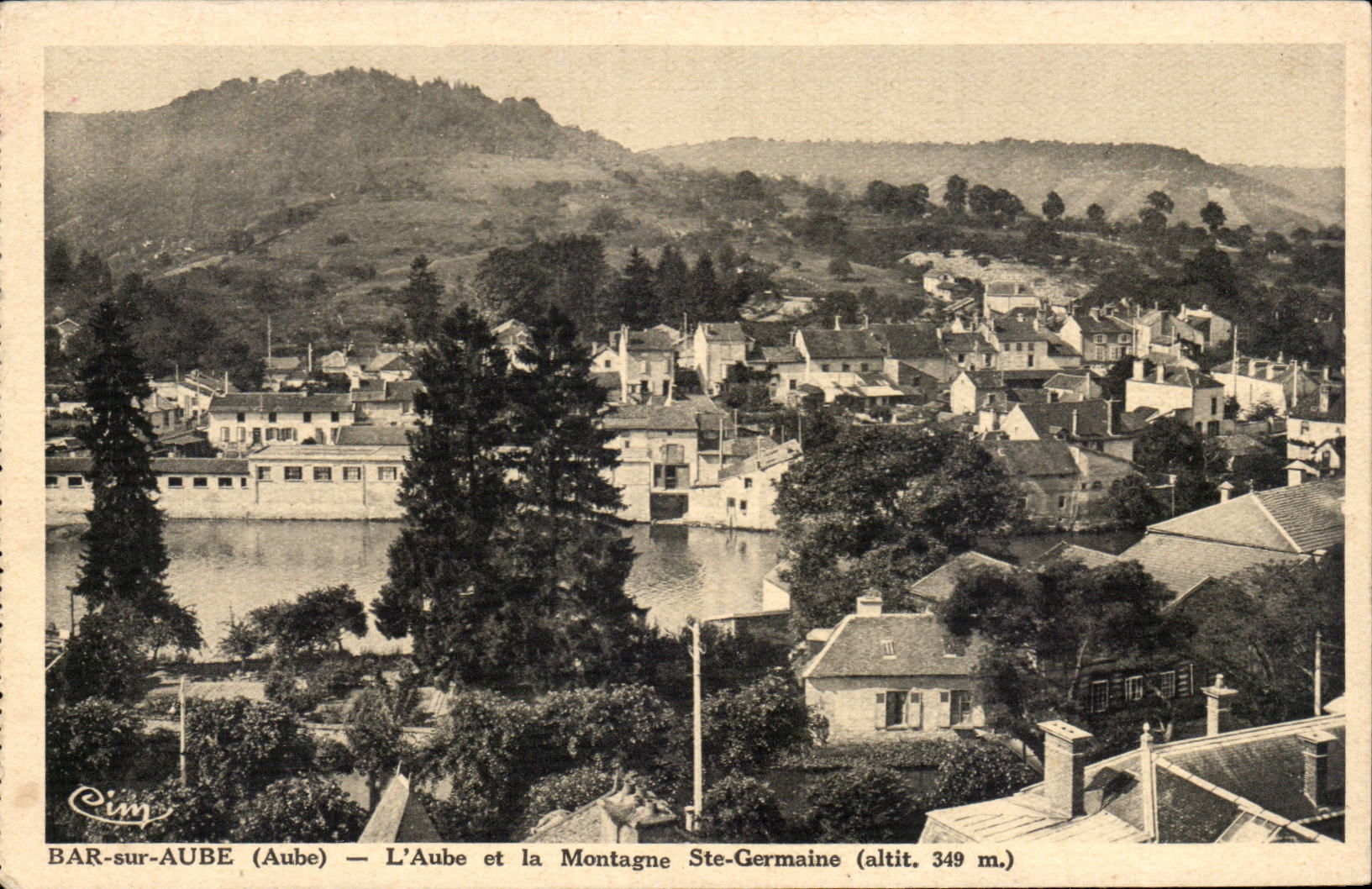 BAR-sur-AUBE (Aube) — L'Aube et la Montagne Ste-Germaine (altit. 349 m.)