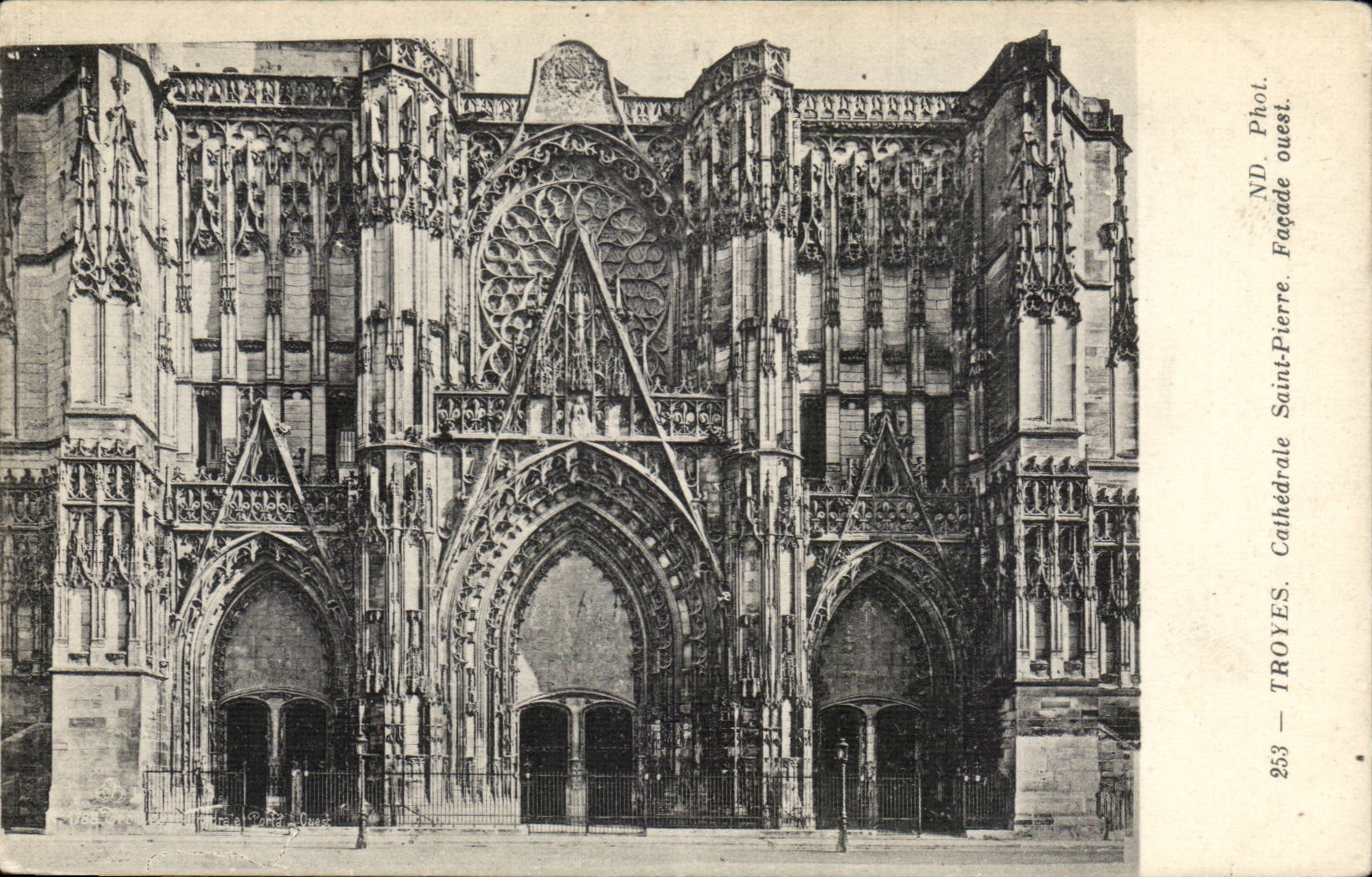 Troyes — Cathédrale Saint-Pierre. Façade ouest — ND Phot.