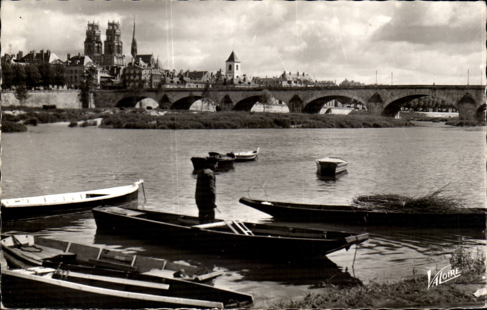 Orleans CPA Les bords de la Loire le pont George V et la cathedrale Sainte CRoix