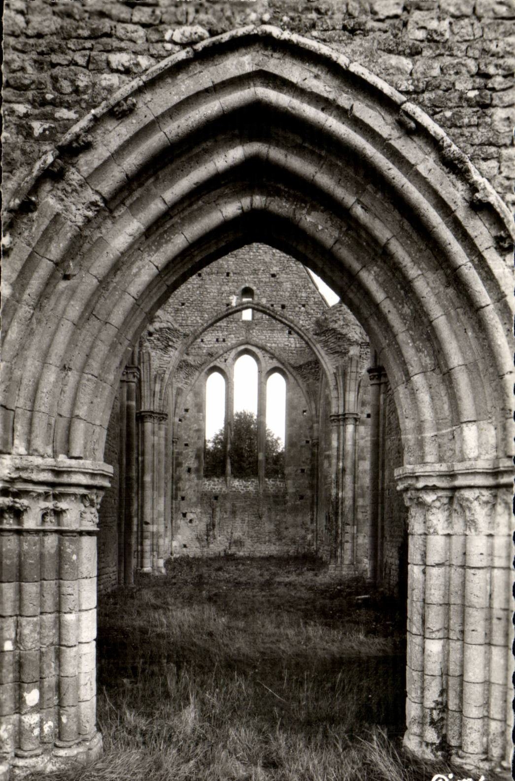 Yèvre-le-Châtel — Portique de l'ancienne église Saint-Lubin — Combier Imp. Macon