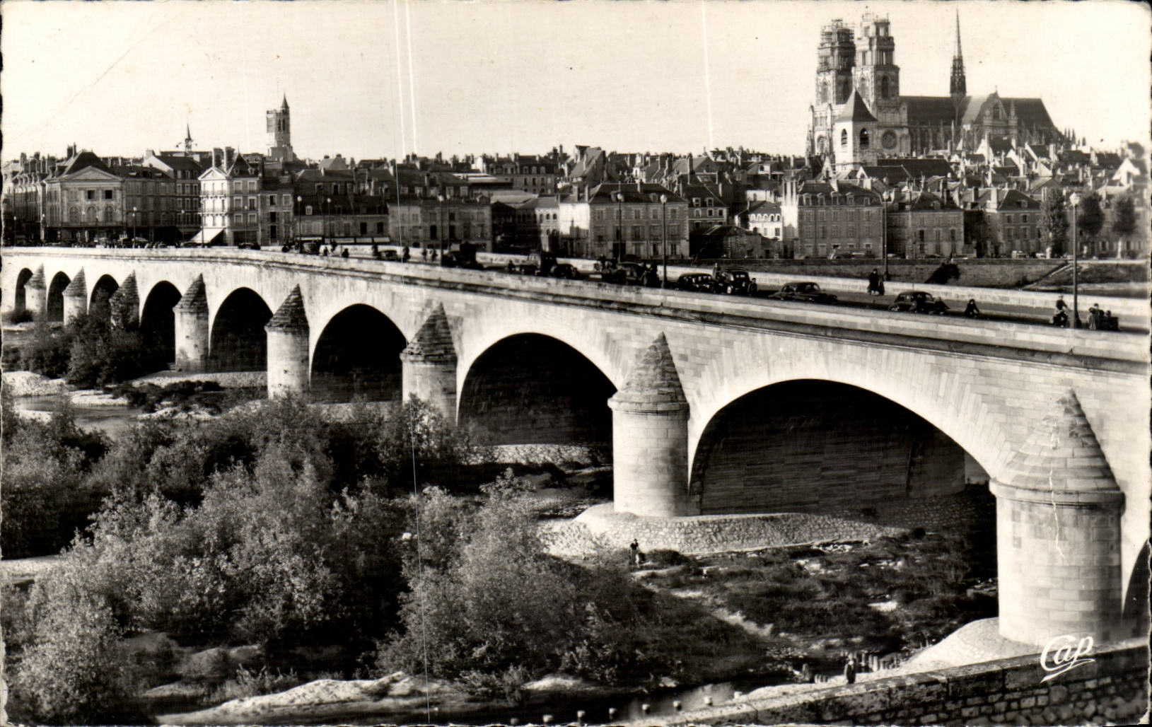Orleans CPA Le pont sur la Loire et vue generale