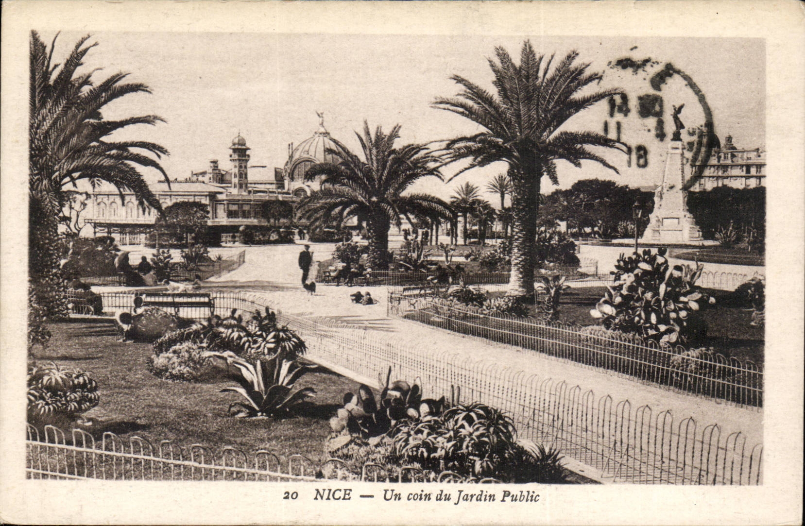 Nice CPA Un coin du jardin public