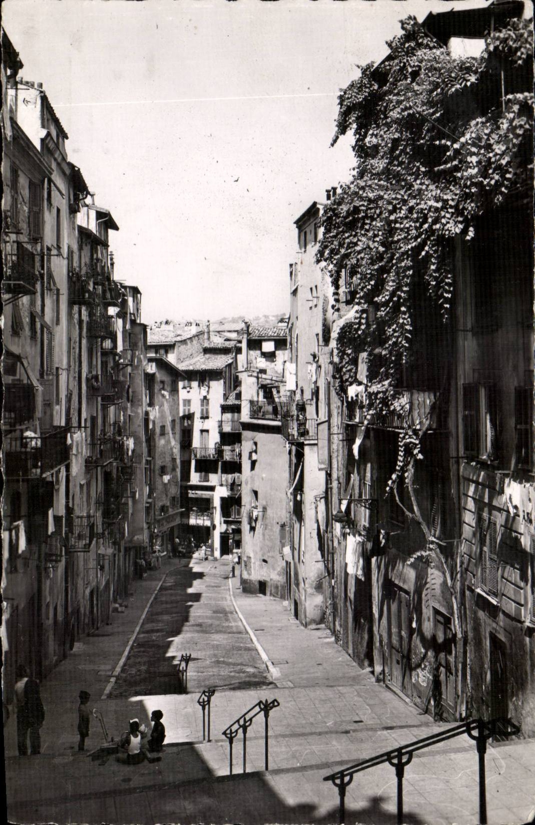 Nice CPA Une rue de la vieille ville