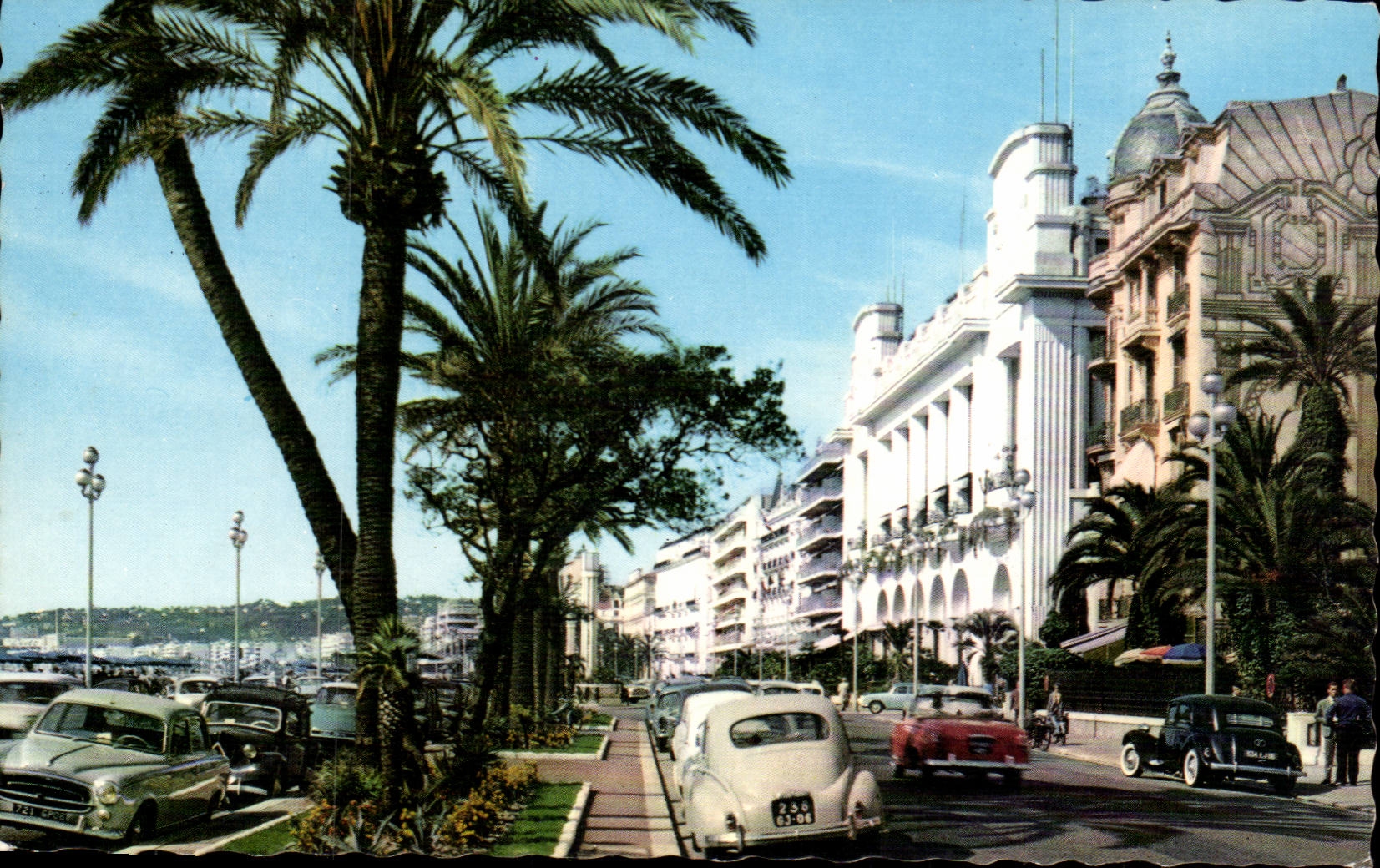 Nice CPA La promenade des anglais et le palais de la Mediterranee