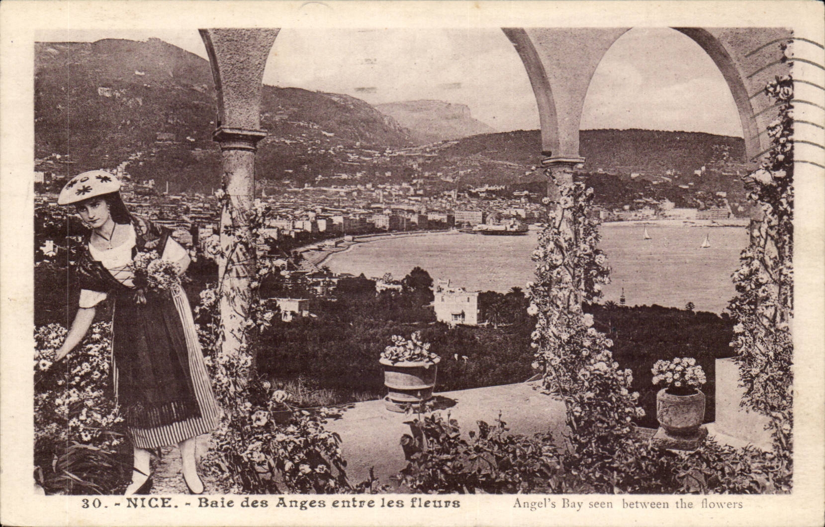 Nice CPA Baie des anges entre les fleurs