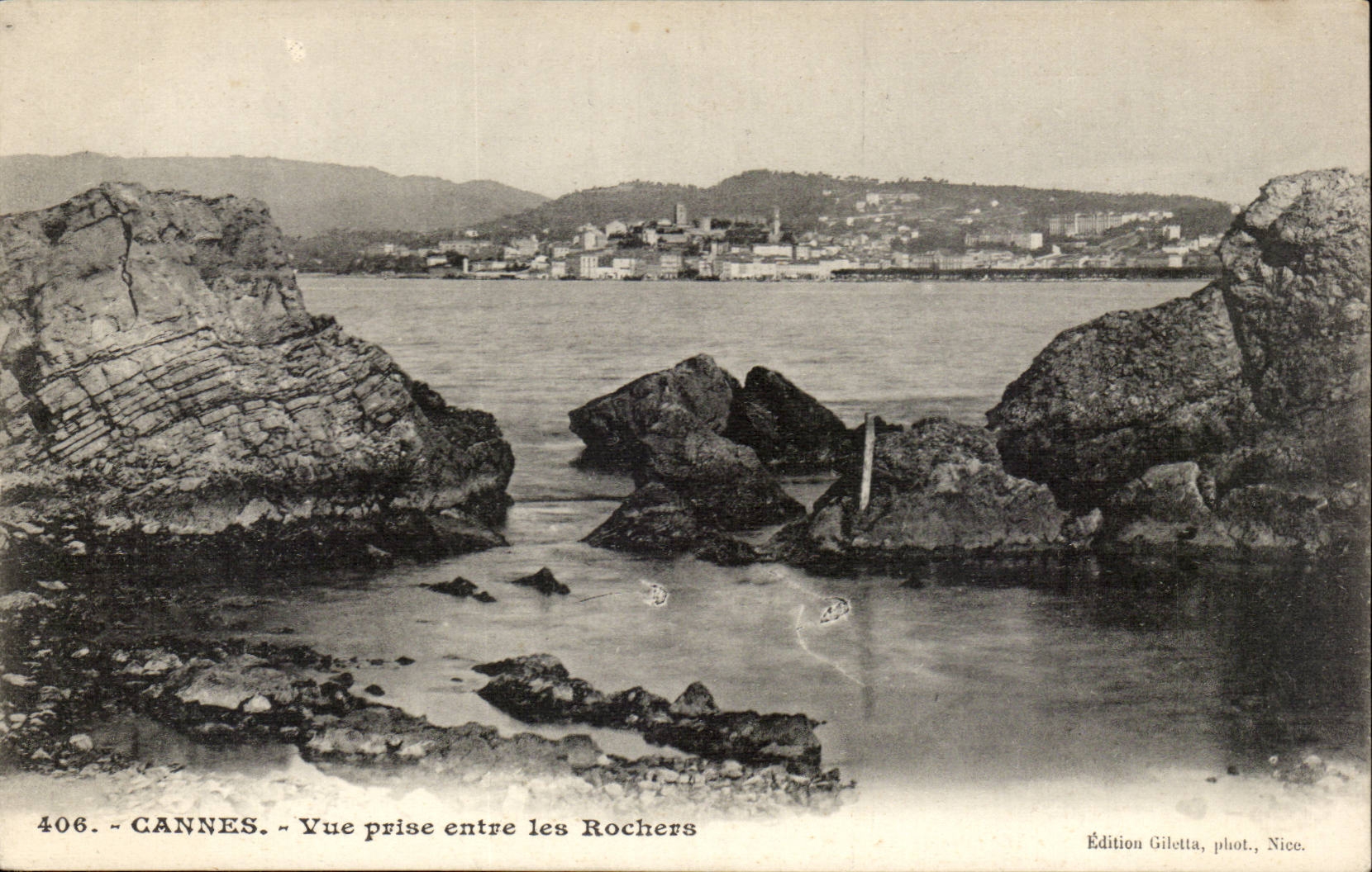 Cannes CPA Vue prise entre les rochers