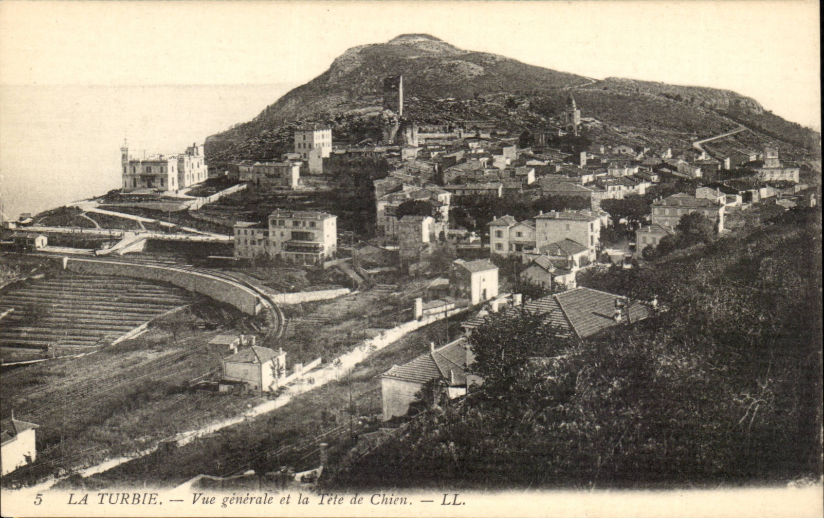 La Turbie CPA Vue generale et la tete de chien