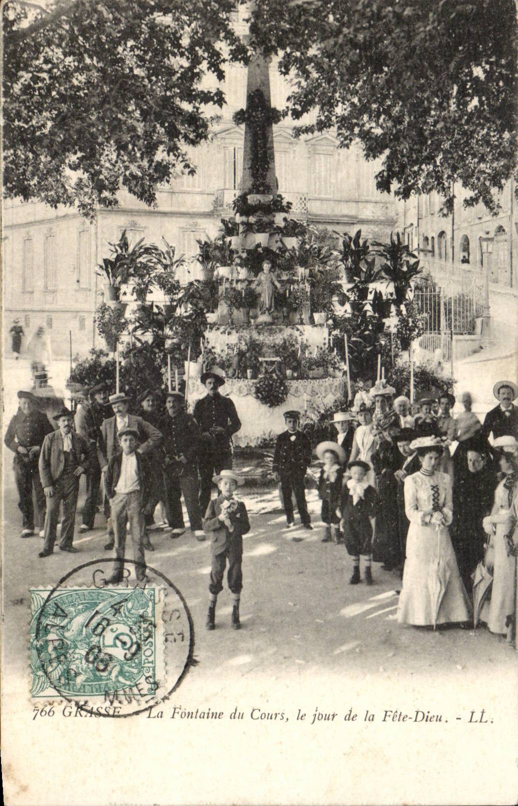 Grasse CPa La fontaine du cours le jour de la Fete Dieu