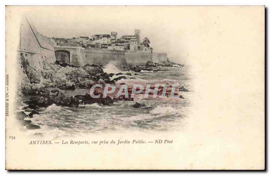 Antibes CPA Les remparts Vue prise du jardin public