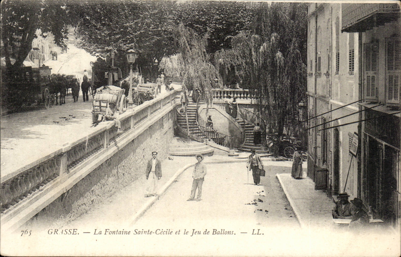 Grasse CPA La fontaine Sainte CEcile et le jeu de ballons