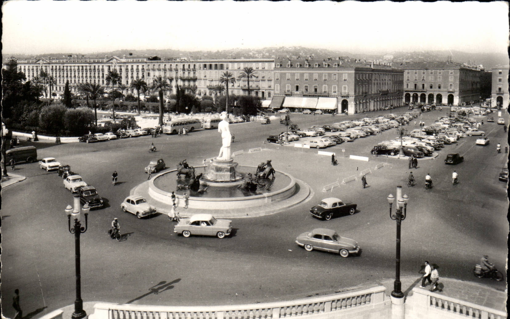 Nice CPM La place massena la fontaine du Soleil et les jardins Albert 1er