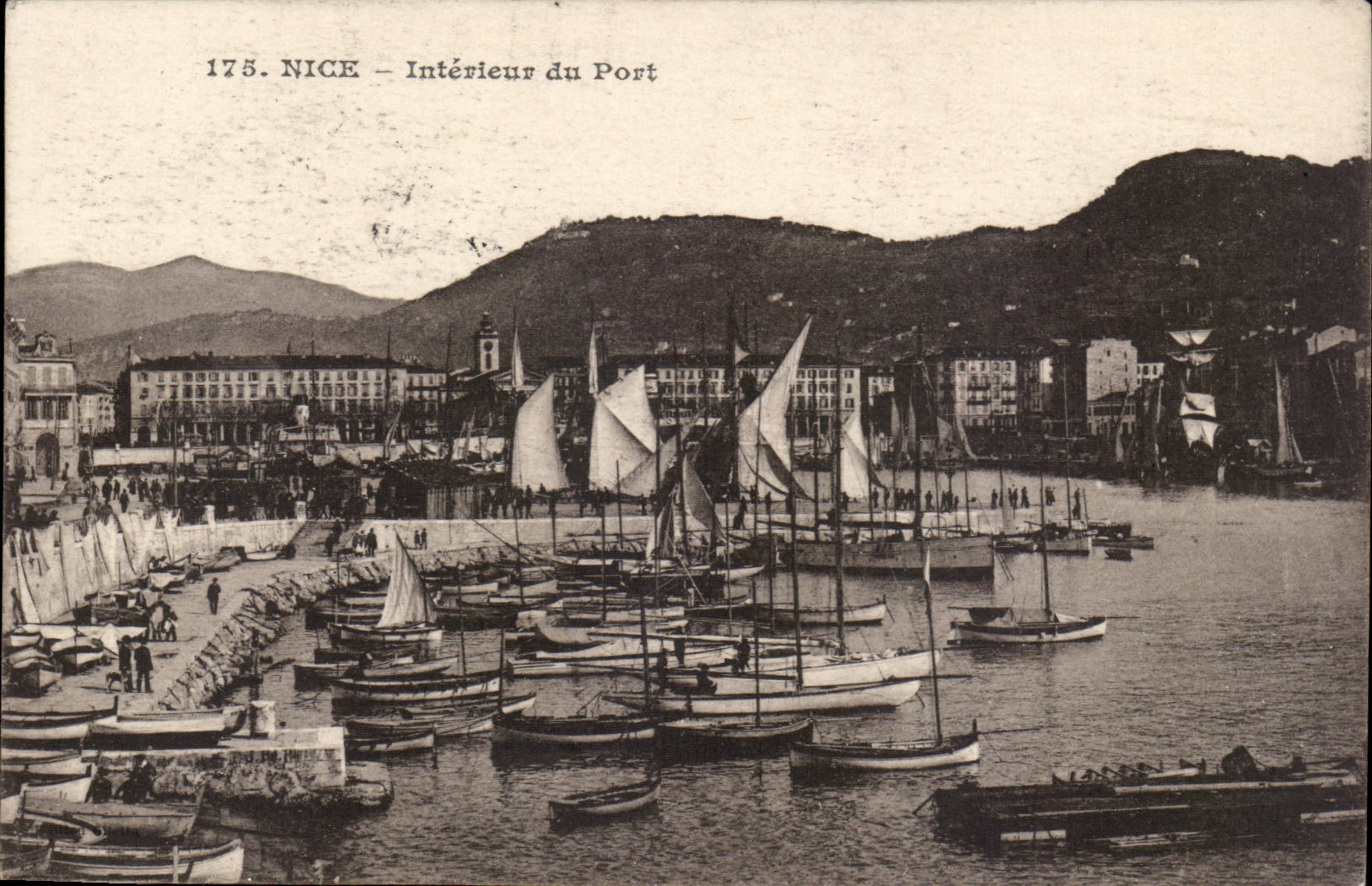Nice CPA Interieur du port