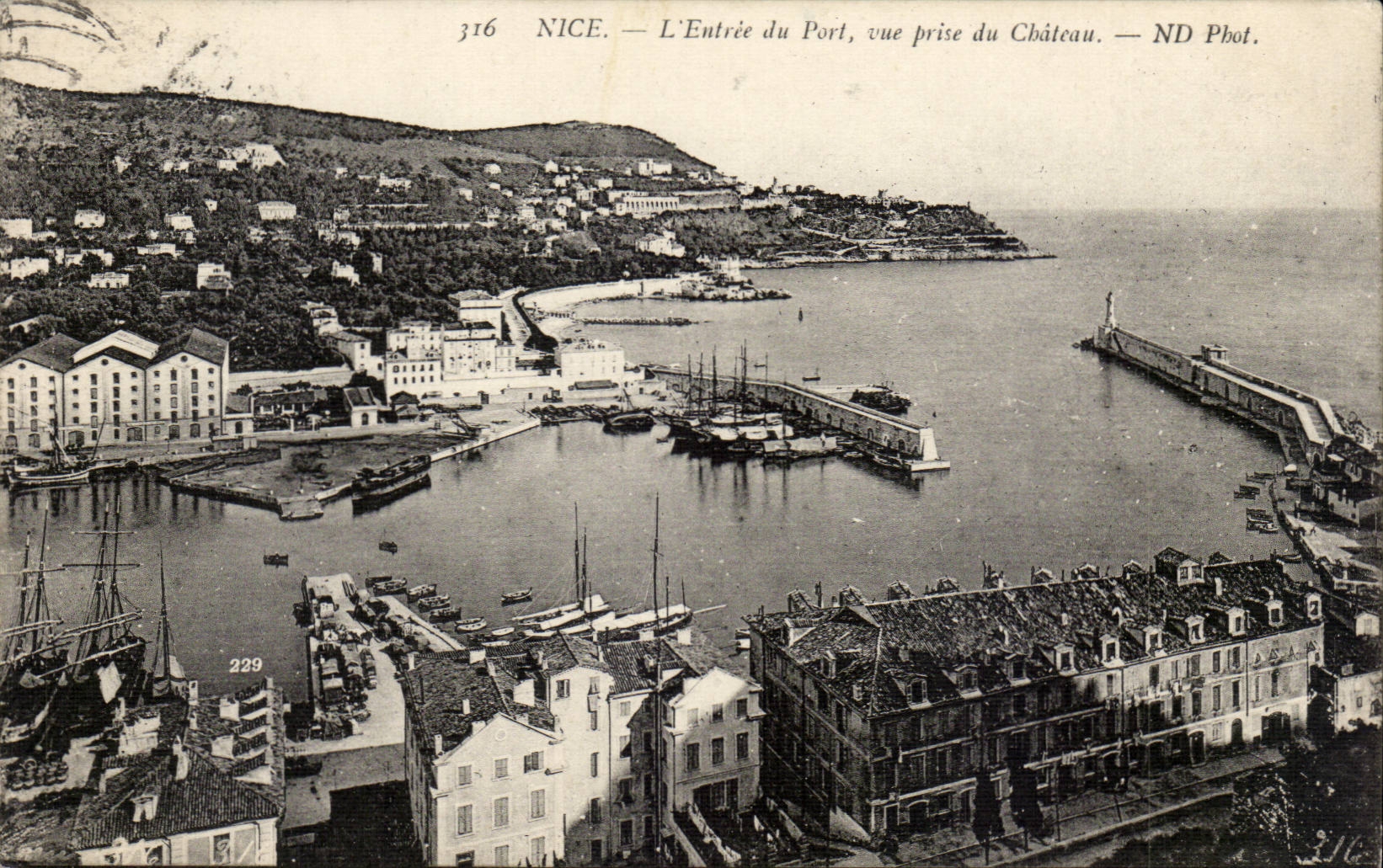 Nice CPA L'entree du port Vue prise du chateau