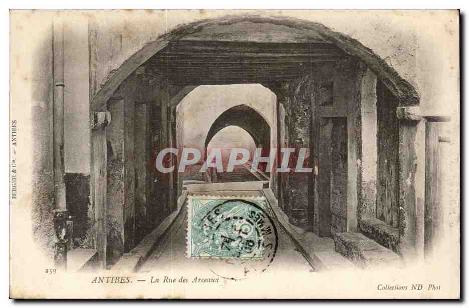 Antibes CPA La rue des Arceaux