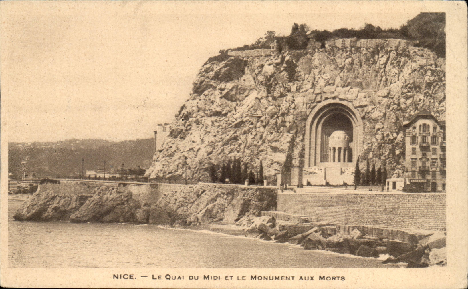 Nice CPa Le quai du Midi et le monument aux morts
