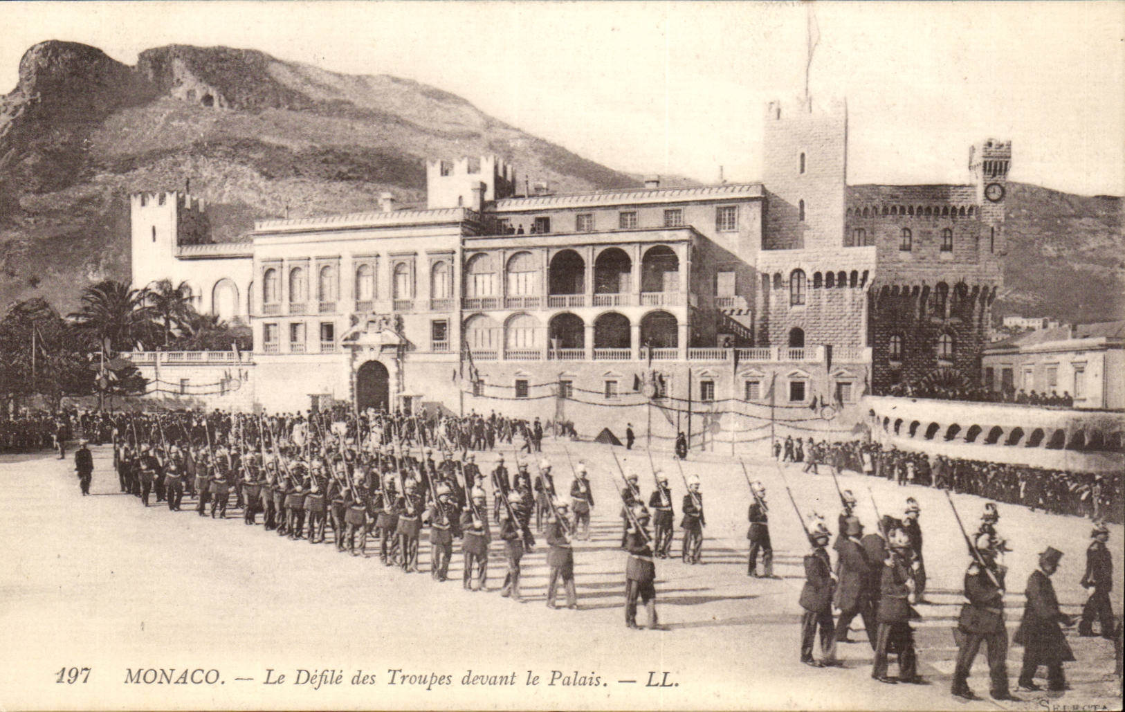 Monaco — Le Défilé des Troupes devant le Palais — LL.
