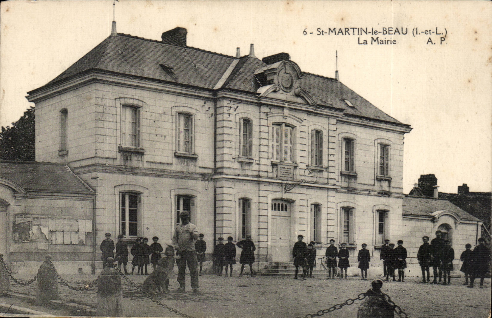 St Martin le Beau - La Mairie - CPA Chien