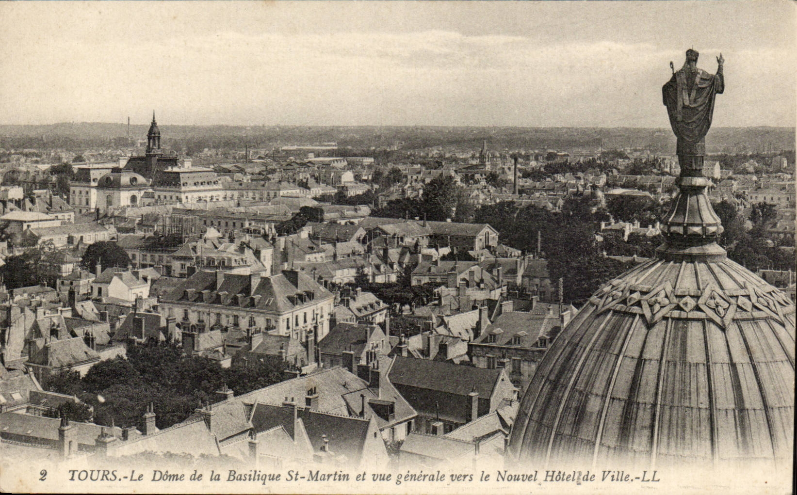 Tours CPA Le dome de la basilique St martin et vue generale vers le nouvel hotel de ville