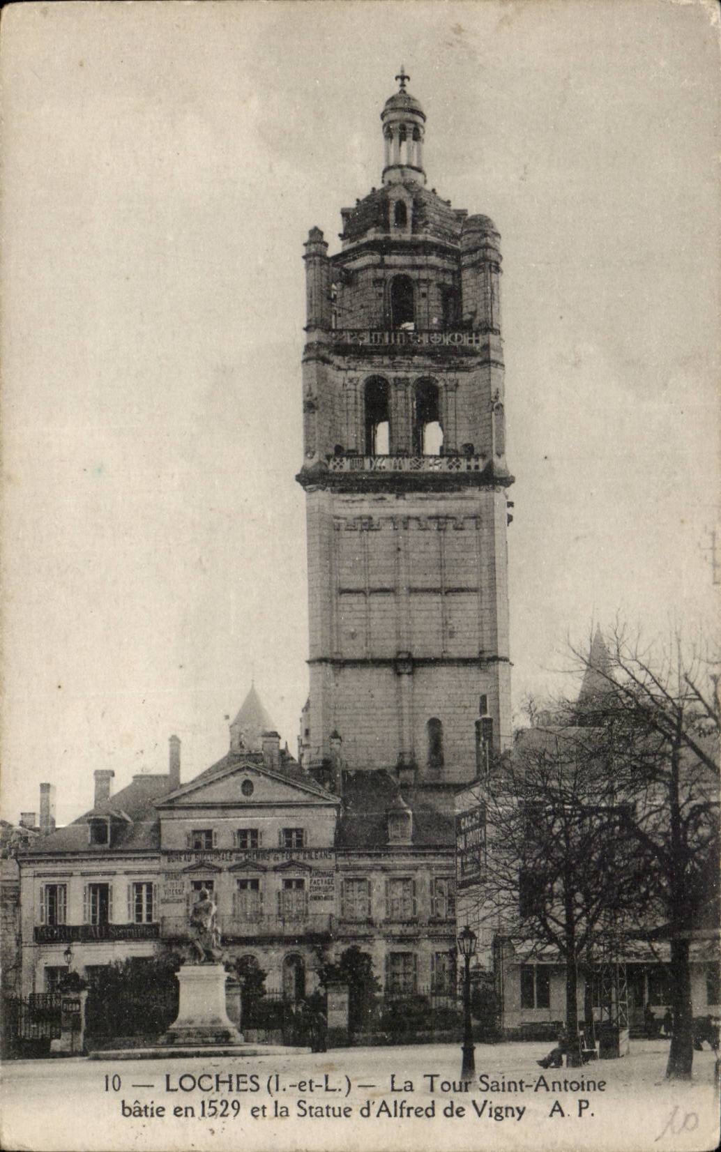 Loches CPA La tour Saint Antoine batie en 1529 et la statue d'Alfred de Vigny