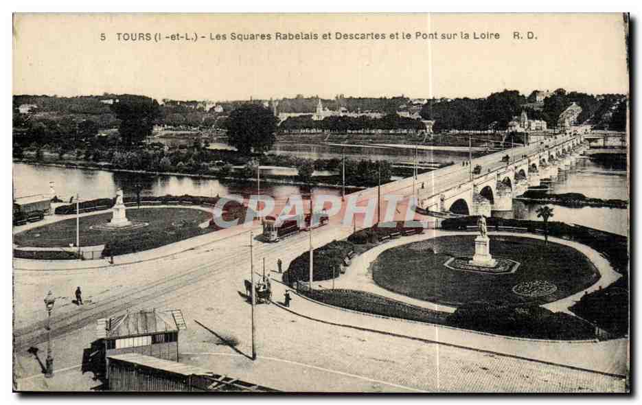 Tours CPA Les squares Rabelais et Descartes et le pont sur la Loire 