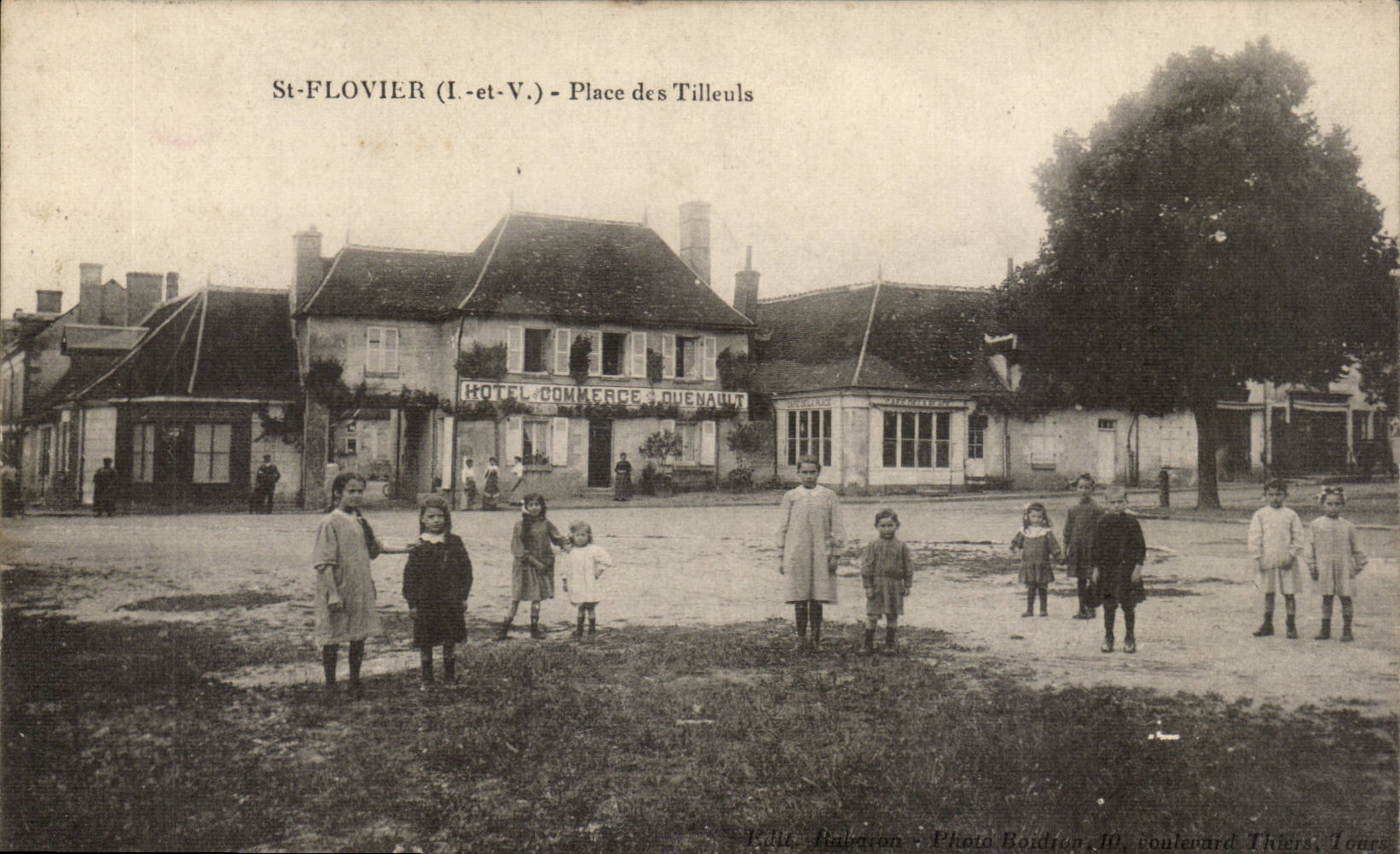 St-FLOVIER (I.-et-V.) - Place des Tilleuls — Éditeur Rabaccon, Photo Bordon, boulevard Thiers, Tours