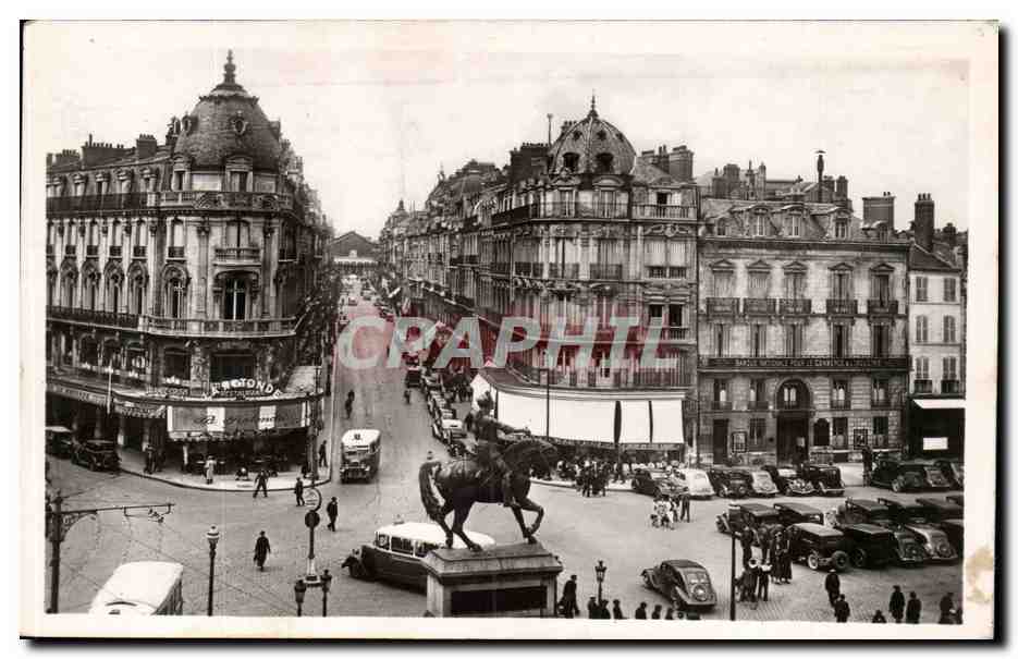 Orleans CPA la statue de Jeanne d'arc La rue de la Republique