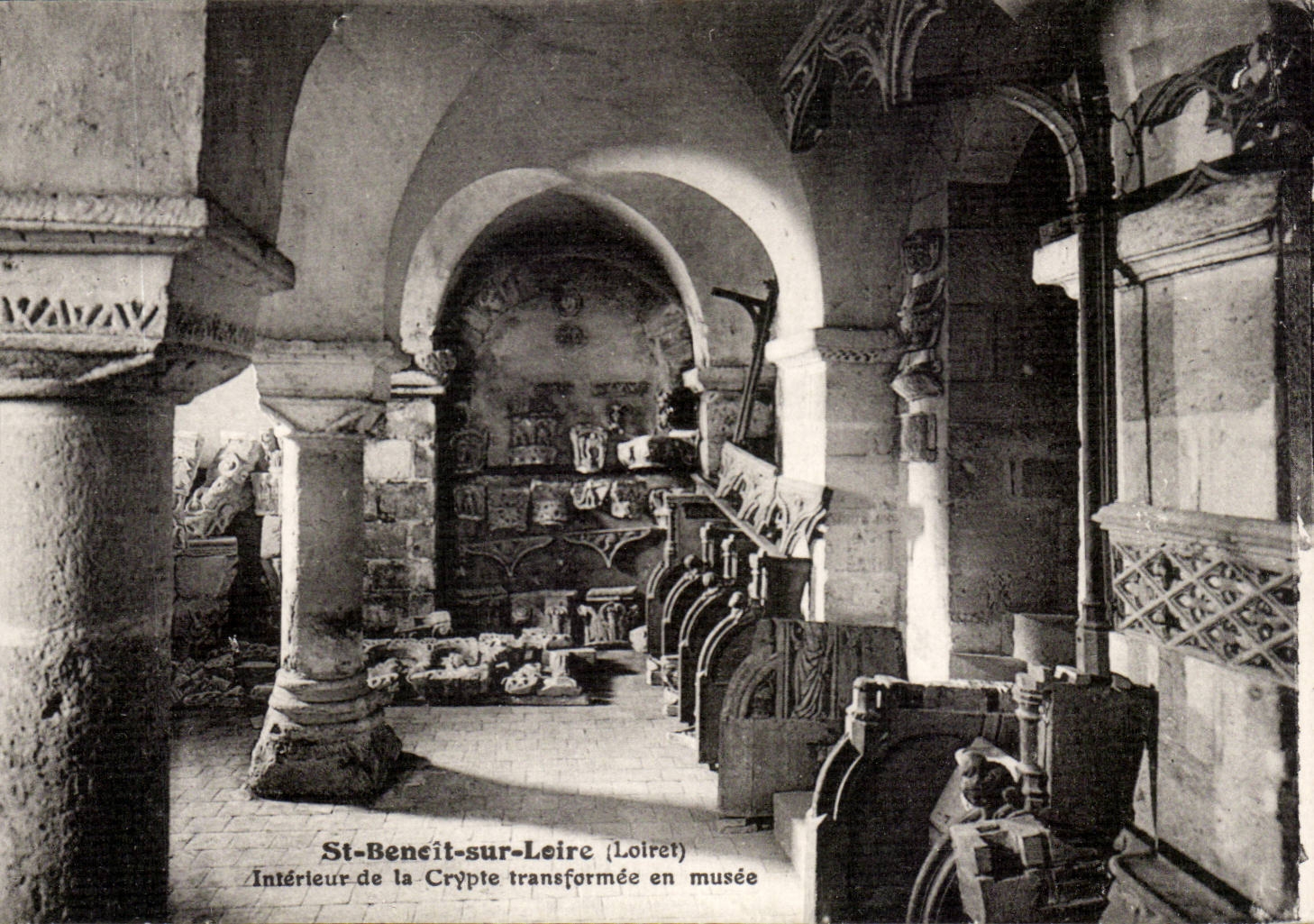 Saint Benoit sur Loire CPA Interieur de la chapelle transformee en musee