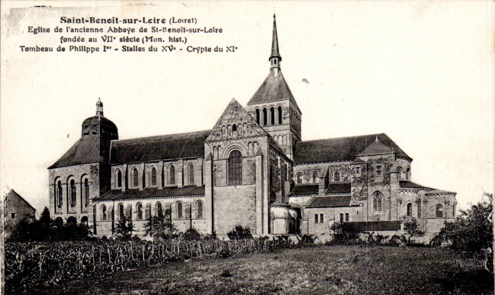 Saint-Benoît-sur-Loire (Loiret) — Église de l'ancienne abbaye — Tombeau de Philippe Ier, stalles du XVᵉ, crypte du XIᵉ