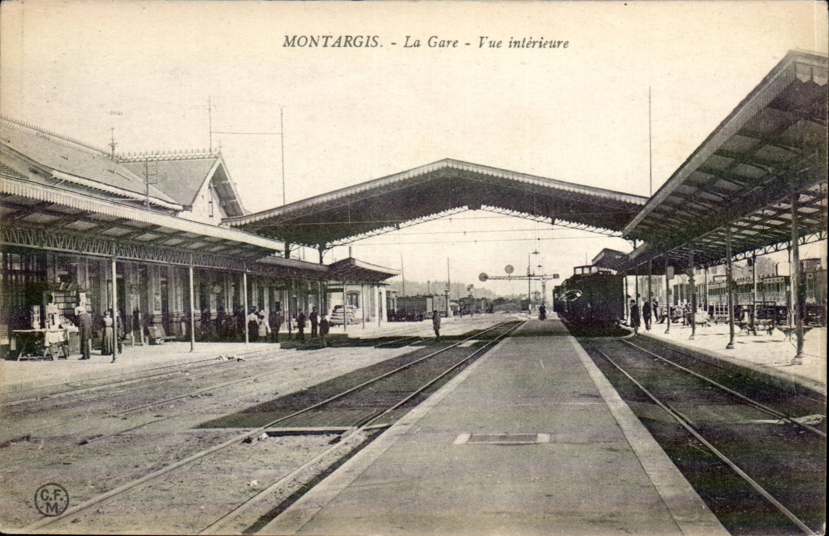 Montargis CPA La gare Vue interieure (train)