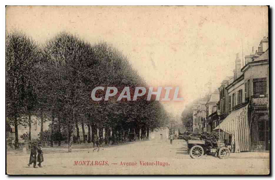 Montargis CPA Avenue Victor Hugo (automobile)