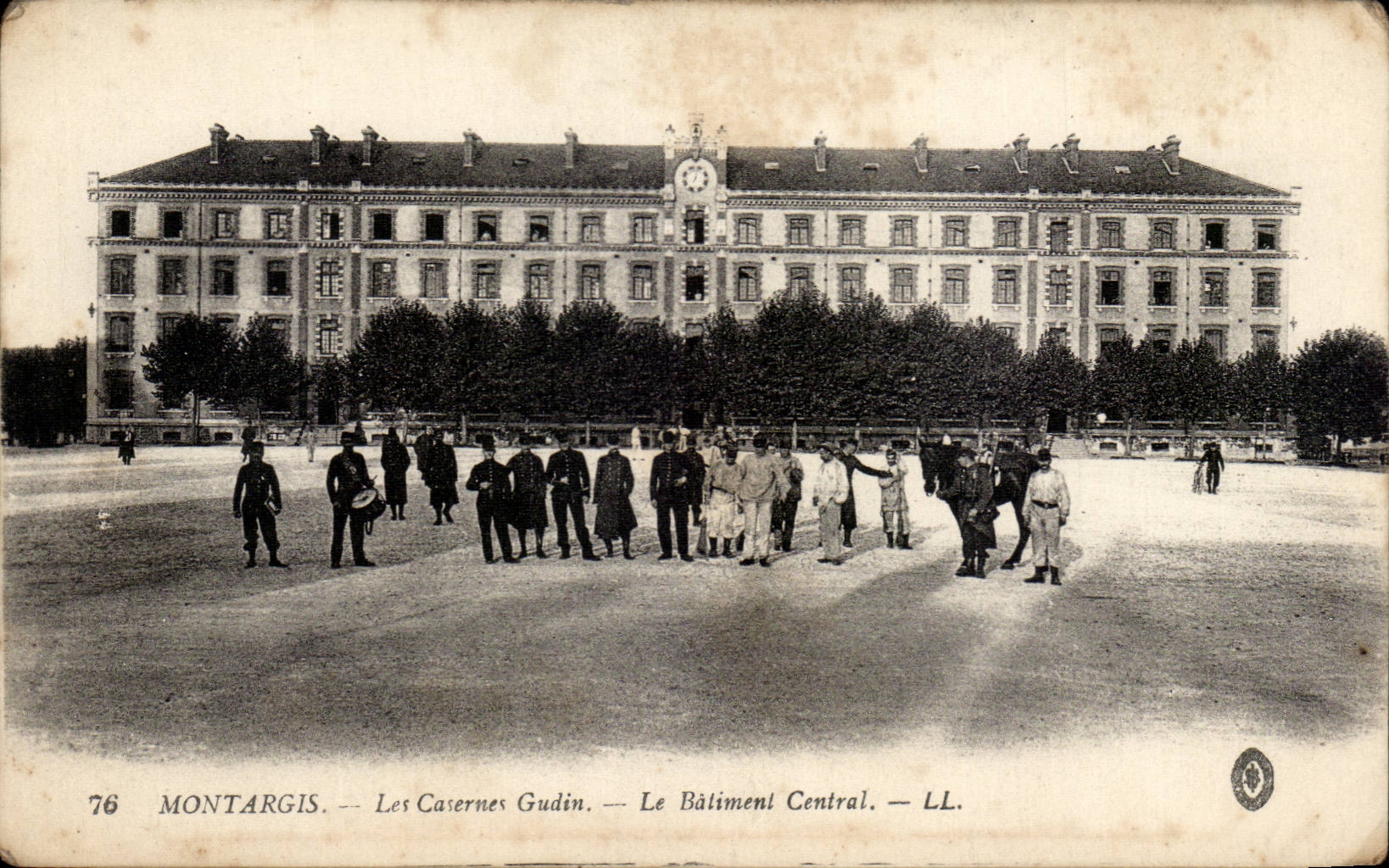 Montargis cPA Les casernes Gudin Le batimetn central