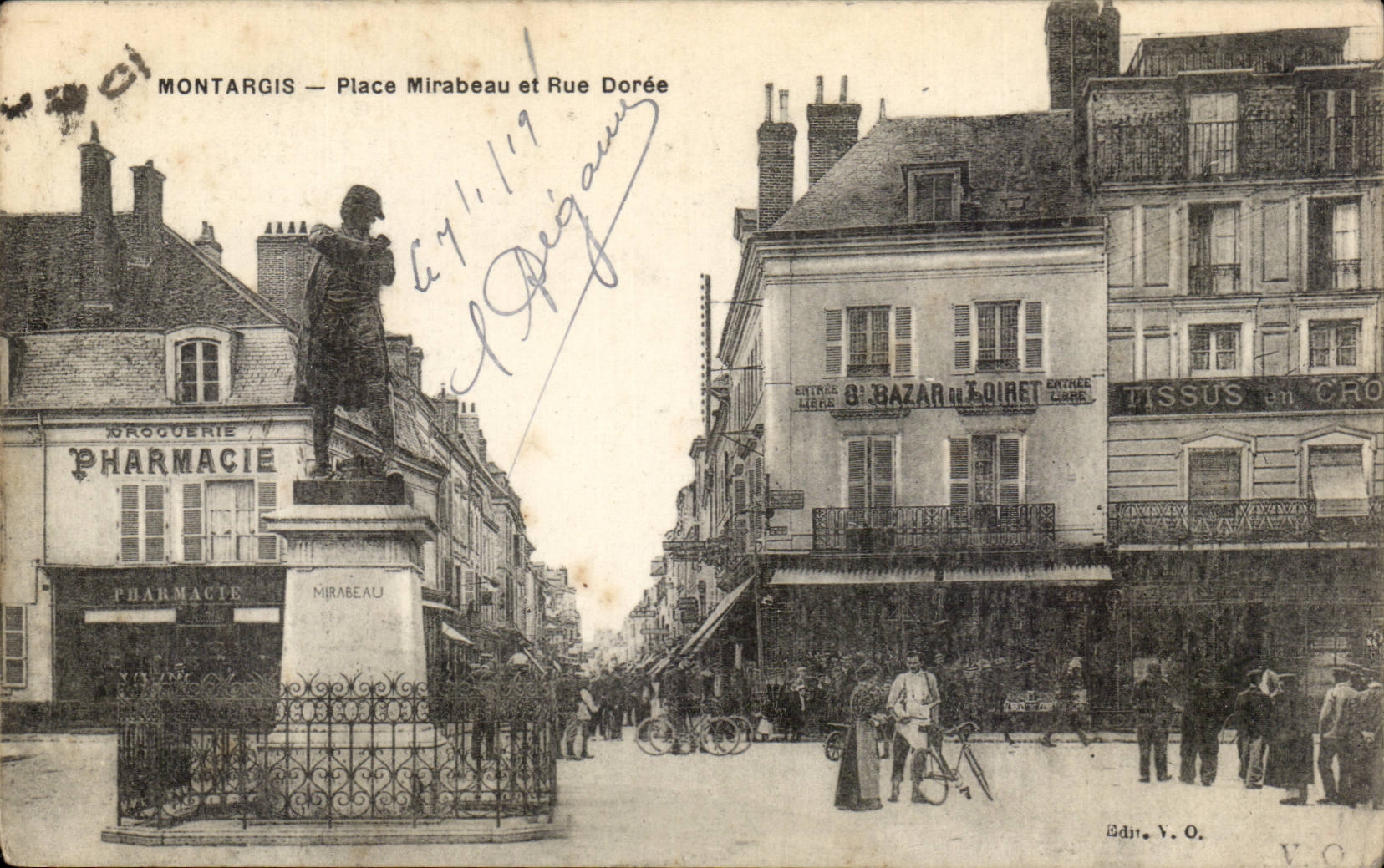 Montargis CPA Place Mirabeau et rue Doree